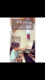 【音あり🎥】年長(6才)生徒レッスンの様子🎹✨

Cメイジャー（ど〜その5本指ポジション）で楽譜をたどりながら演奏する すずちゃん♪
 歌詞も楽しみながら、ソルフェージュの力もつけるため、歌いながら演奏しています🎶
 
　［指導ポイント］
◯楽譜を自分で指差しながら
→自分で読み取る意識を高めます。(受身ではなく、主体的に力をつけていく)

◯メトロノームに合わせて練習
→テンポの中で演奏したり歌ったりする事で、
リズム感や拍感が身につき楽しく演奏できます🎹

 一生懸命な姿が微笑ましいです☺️

 📚 曲名：［ふゆのあさ］（音楽を始めよう より）

゜+.――゜+.――゜+.――゜+.――゜+.――゜+.――゜+.――゜+.――゜+
ミュージック・ツリー 音楽教室は奈良 橿原の音楽教室
♪三角屋根が可愛い隠れ家的な〔白橿教室〕
♪駅より徒歩1分　便利な〔耳成教室〕
どちらも20畳以上。木の温もりにあふれる心地よい空間が生徒にも大人気

音楽を楽しむための【力をつける】が指導コンセプトです♪

ピアノ、ヴァイオリン・チェロ・ビオラ・アンサンブルレッスン
アンサンブルではピアノ生徒は鍵盤ハーモニカに持ち替え

奈良県橿原市「白橿教室」「耳成教室」
ミュージック・ツリー音楽教室
▶HP　https://musictree-nara.com/
▶blog　https://musictree-nara.com/category/b...
　

#ミュージックツリー音楽教室　
#ピアノ教室 
#キッズピアノ 
#ピアノレッスン 
年長さん 
#成長記録 
音楽をはじめよう
弾き歌い 
譜読み練習 
ふゆのあさ
ヴァイオリン教室
ヴィオラ教室
チェロ教室
アンサンブル
合唱
新規生徒さま募集中
レンタルヴァイオリン
レンタルチェロ
奈良
橿原